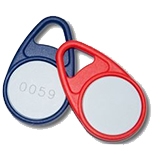 Abbildung von zwei Transponder-Schlüsselanhängern Classic MIFARE® DESFire® 4K in Rot und Blau